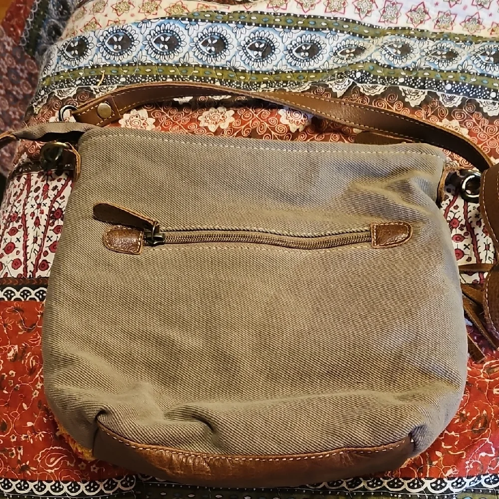 Myra Crossbody - Picture 2 of 9